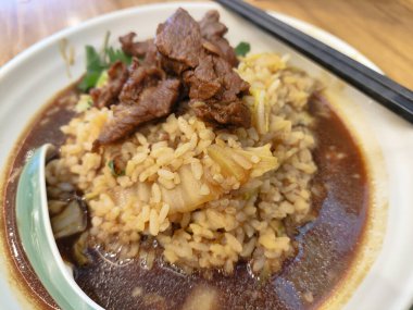 Et ve et suyu ve kızarmış pirincin içine koy.