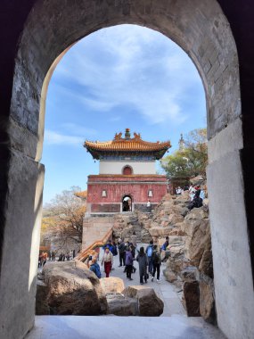 Pekin, Çin - 4 Kasım 2024: Çin 'in Pekin kentindeki Yaz Sarayı içindeki Wanshou Uzun Yaşam Tepesi' nde dört büyük bölge veya Sidabuzhou. Yaz Sarayı Çin 'deki en iyi korunmuş kraliyet bahçesidir..