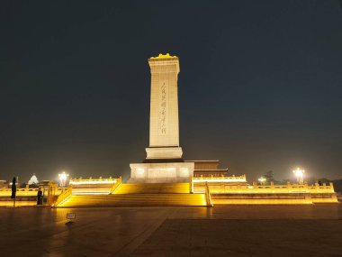 Pekin, Çin - 1 Kasım 2024: Pekin, Çin 'deki Halk Kahramanları Anıtı. 19. yüzyıldan 20. yüzyıla kadar Çin devrimci kahramanlarının anısına yapılan görkemli bir dikilitaştır.