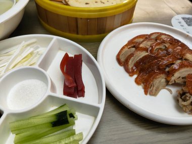 Beyaz bir tabakta kızarmış ördek dilimi. Pekin ördeği, Çin mutfağı