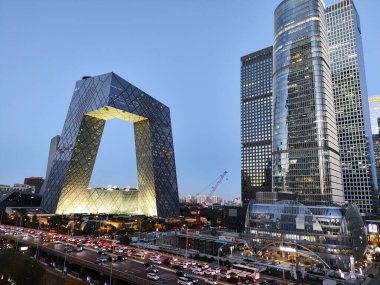 Pekin, Çin - 4 Kasım 2024: Pekin, Çin 'deki CCTV genel merkezi. 51 katlı yapışık kulelerden oluşmuş.