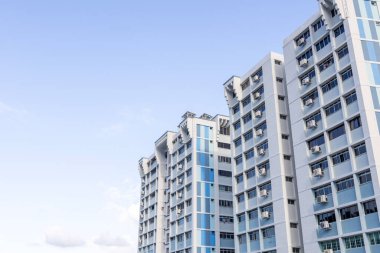 Singapur 'da mavi gökyüzüne karşı kamu konutları.