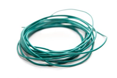 Beyaz arkaplanda yeşil elektrik kabloları izole edildi