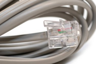 Beyaz zemin üzerinde 6 pin 6p6c bağlantısı olan RJ25 Uzantı Kablosu