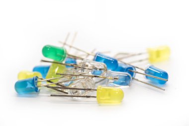 Delik uçlu diyotlardan, farklı renklerde. Elektronik bileşen