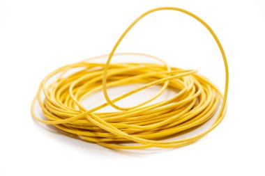 Beyaz arkaplanda izole edilmiş sarı elektrik kabloları