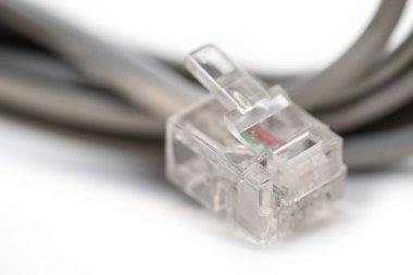 Beyaz zemin üzerinde 6 pin 6p6c bağlantısı olan RJ25 Uzantı Kablosu