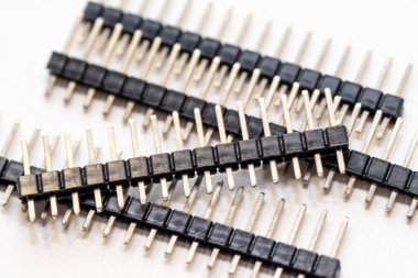 Siyah plastikle izole edilmiş beyaz arkaplan ile tek satır başlığı