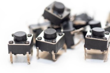 Temas anahtarı beyaz arkaplanda izole edildi. Elektronik bileşenler