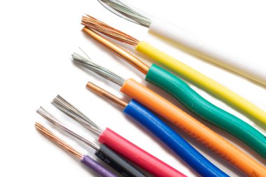 Satıldı ve elektrik kablosu beyaz arka planda izole edildi.