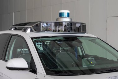 Singapur - 20 Mar 2025: LiDAR 'ın otomatik çalışan bir arabanın üzerinde gördüğü akıllı algılama teknolojisine yakın çekim.