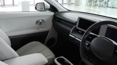 Singapur - 28 Mar 2025 Hyundai Ioniq 5 elektrikli otomobilin içi. Teknolojiyi seven insanlar için ultra ilerici elektrikli bir hatchback SUV..