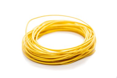 Beyaz arkaplanda izole edilmiş sarı elektrik kabloları