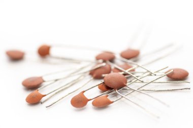 Beyaz zemin üzerinde elektronik (jenerik kapasitör) olarak kullanılan seramik kapasitör