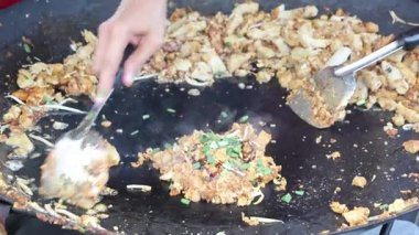 Kızarmış turp keki ya da sokak tezgahında turp keki.