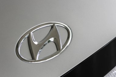 Singapur - 28 Mar 2025: logo ve Hyundai araba işareti. Hyundai dünyanın en büyük araba üreticilerinden biridir..