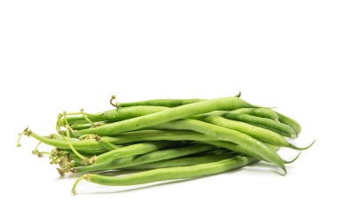 Yeşil fasulye beyaz arka planda izole edilmiş. Yeşil fasulyeler vitamin, besin ve liflerle doludur.