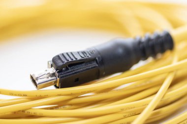 Tek-Çift Ethernet için bağlantı kullanılıyor. Tek bir çift kıvrılmış kablo üzerindeki ethernet.