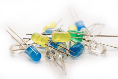 Siyah plastikle izole edilmiş beyaz arkaplan ile tek satır başlığı