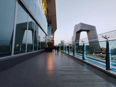 Pekin, Çin - 4 Kasım 2024: Pekin, Çin 'deki CCTV genel merkezi. 51 katlı yapışık kulelerden oluşmuş.