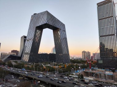 Pekin, Çin - 4 Kasım 2024: Pekin, Çin 'deki CCTV genel merkezi. 51 katlı yapışık kulelerden oluşmuş.