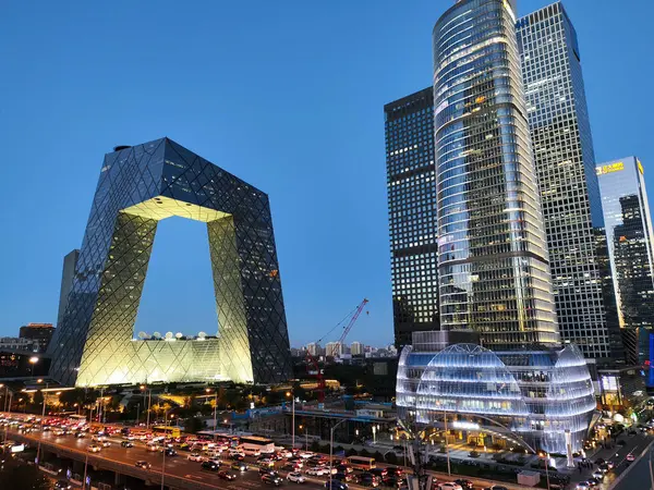 Pekin, Çin - 4 Kasım 2024: Pekin, Çin 'deki CCTV genel merkezi. 51 katlı yapışık kulelerden oluşmuş.