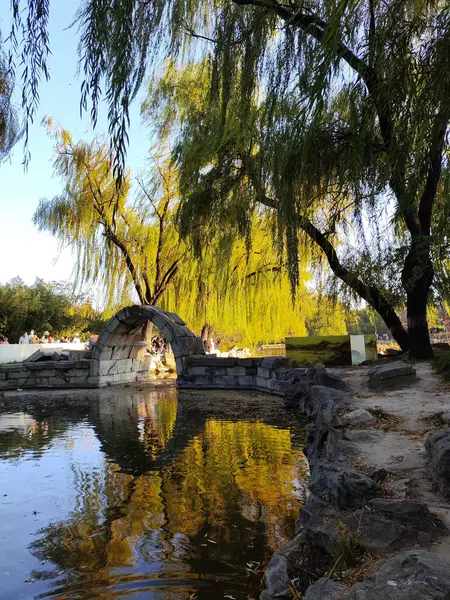 Pekin, Çin - 3 Kasım 2024: Çin, Pekin 'deki Yuanmingyuan Parkı' ndaki taş köprü. Çin tarihinin en muhteşem ve lüks imparatorluk bahçesiydi.