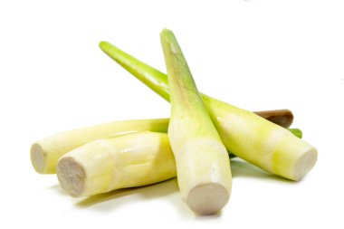 Su bambusu ya da beyaz arka planda izole edilmiş yabani pirinç sapı. Taze, narin bir tadı ve yumuşak bir dokusu olan eşsiz bir Çin sebzesidir.