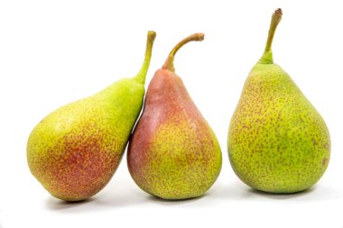 Celine armudu beyaz arka planda izole edilmiş. Muhteşem sarı ve kırmızı kabuklu küçük bir armut.