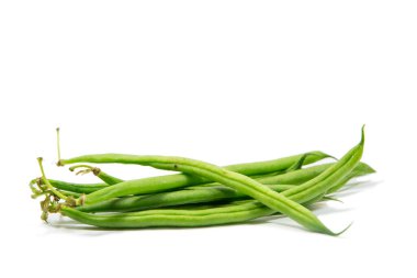 Yeşil fasulye beyaz arka planda izole edilmiş. Yeşil fasulyeler vitamin, besin ve liflerle doludur.