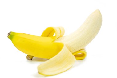 Soyulmuş muz, beyaz arka planda izole edilmiş. Sarı muz