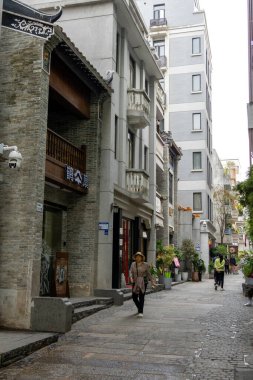 Shenzhen, Çin - 9 Nisan 2025: İnsanlar Çin 'in Shenzhen kentindeki Nantou Antik Şehri' ni ziyaret ediyor. Nantou Antik Kasabası sadece tarihi bir yer değil, Çin kültürünün yaşayan bir kanıtıdır.