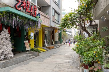 Shenzhen, Çin - 9 Nisan 2025: İnsanlar Çin 'in Shenzhen kentindeki Nantou Antik Şehri' ni ziyaret ediyor. Nantou Antik Kasabası sadece tarihi bir yer değil, Çin kültürünün yaşayan bir kanıtıdır.
