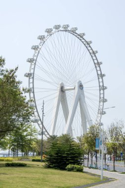 Shenzhen, China- 9 Nisan 2025: Happy Harbour, Shenzhen 'deki Körfez Bölgesi Dönme Dolabının Işığı. Toplamda 28 dev ithal arabası var. Her arabanın net alanı 16.8 metrekaredir.
