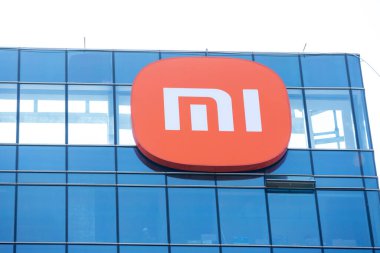 Shenzhen, Çin... 9 Nisan 2025, binanın tepesinde Xiaomi 'nin işareti. Xiaomi Corporation, merkezi Pekin, Çin 'de bulunan çok uluslu bir teknoloji şirketidir.