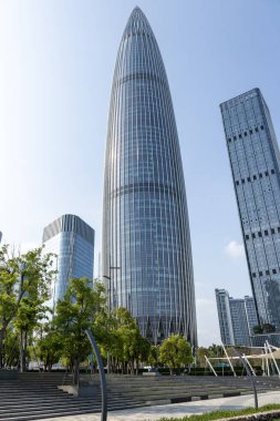 Shenzhen, China- 9 Nisan 2025 Shenzhen Talent 's Park' tan Shenzhen 'in ufuk çizgisi. Shenzhen şu anda Çin 'de 200 ve 300 metre yüksekliğindeki en yüksek gökdelenlere sahip.