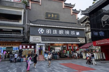 Shenzhen, Çin - 9 Nisan 2025: Turistler Çin 'in Shenzhen kentindeki Dongmen Laojie' yi ziyaret ettiler. Luohu bölgesinde hareketli bir alışveriş ve eğlence alanıdır.