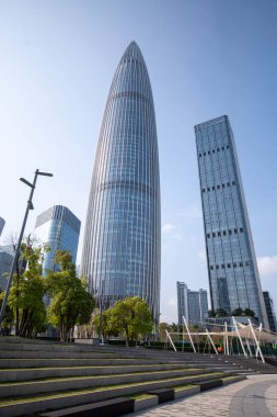 Shenzhen, China- 9 Nisan 2025 Shenzhen Talent 's Park' tan Shenzhen 'in ufuk çizgisi. Shenzhen şu anda Çin 'de 200 ve 300 metre yüksekliğindeki en yüksek gökdelenlere sahip.