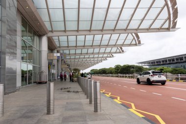 Singapur - 8 Nisan 2025: Changi Havaalanı, Singapur Terminal 2 'nin kalkış salonunun görüntüsü. T2, şu anda havaalanının kapasitesi açısından en büyük dört terminali.
