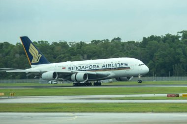 Singapur - 8 Nisan 2025 Singapur Havaalanı 'ndan Singapur Havaalanı' na giden uçak. Oturma kapasitesi 41,5 milyon olan Changi Havalimanı dünyanın en yoğun havaalanlarından biridir..