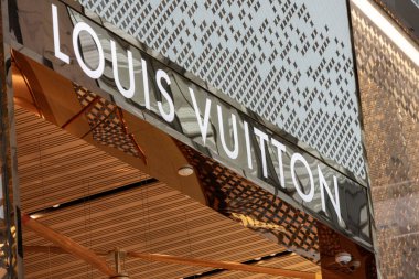 Singapur, 8 Nisan 2025, Changi Havaalanı 'ndaki Louis Vuitton mağazası. 1854 yılında Louis Vuitton tarafından kurulan lüks bir Fransız moda evi..