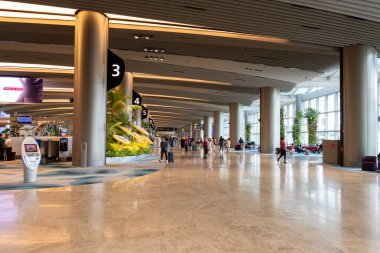Singapur - 8 Nisan 2025: Terminal 2 Changi Havaalanı 'nın kalkış salonu, Singapur