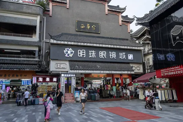 Shenzhen, Çin - 9 Nisan 2025: Turistler Çin 'in Shenzhen kentindeki Dongmen Laojie' yi ziyaret ettiler. Luohu bölgesinde hareketli bir alışveriş ve eğlence alanıdır.