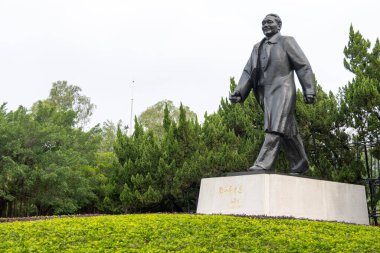 Shenzhen, China- 10 Nisan 2025 Shenzhen, Çin 'deki Lianhuashan Park' ında Bay Deng Xiaoping 'in heykeli. O, Çin 'in reform ve açılışının baş tasarımcısıydı..