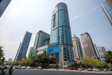 Shenzhen, Çin - 10 Nisan 2025: Shenzhen, Çin 'de mavi gökyüzü olan yüksek binalar. Shenzhen Çin 'in en büyük şehirlerinden biridir..