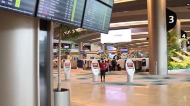 Singapur - 8 Nisan 2025: Terminal 2 Changi Havaalanı 'nın kalkış salonu, Singapur