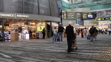 Singapur - 8 Nisan 2025: Singapur 'daki Changi Havaalanı' nın kalkış salonunun görüntüsü. Asya 'nın en büyük ulaşım merkezlerinden biridir.