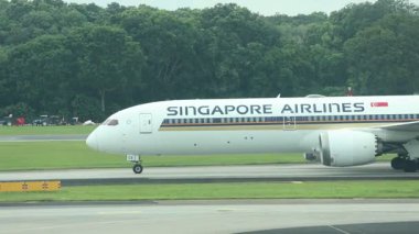 Singapur - 8 Nisan 2025 Singapur Havaalanı 'ndan Singapur Havaalanı' na giden uçak. Oturma kapasitesi 41,5 milyon olan Changi Havalimanı, ülkenin en yoğun havaalanlarından biridir.