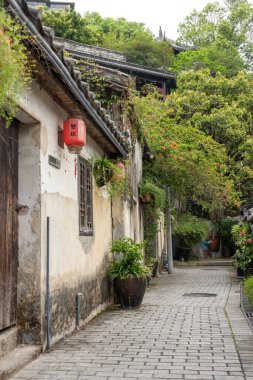 Shenzhen, Çin - 11 Nisan 2025: Çin 'in Shenzhen kentindeki Gankeng Antik Kenti manzarası. 300 yıllık geçmişi olan bir Hakka köyü..