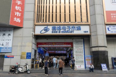 Shenzhen, Çin - 11 Nisan 2025: Shenzhen, Çin 'deki Shenzhen Electronic Group' un kısaltmasıyla SEG Plaza. 72 katlı bir gökdelen.